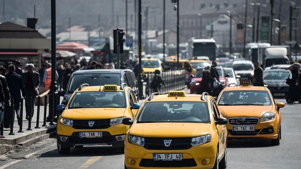 Official yellow taxis and van drivers wait for their customers in the Eminonu district of Istanbul, on March 30, 2018. (AFP Photo)