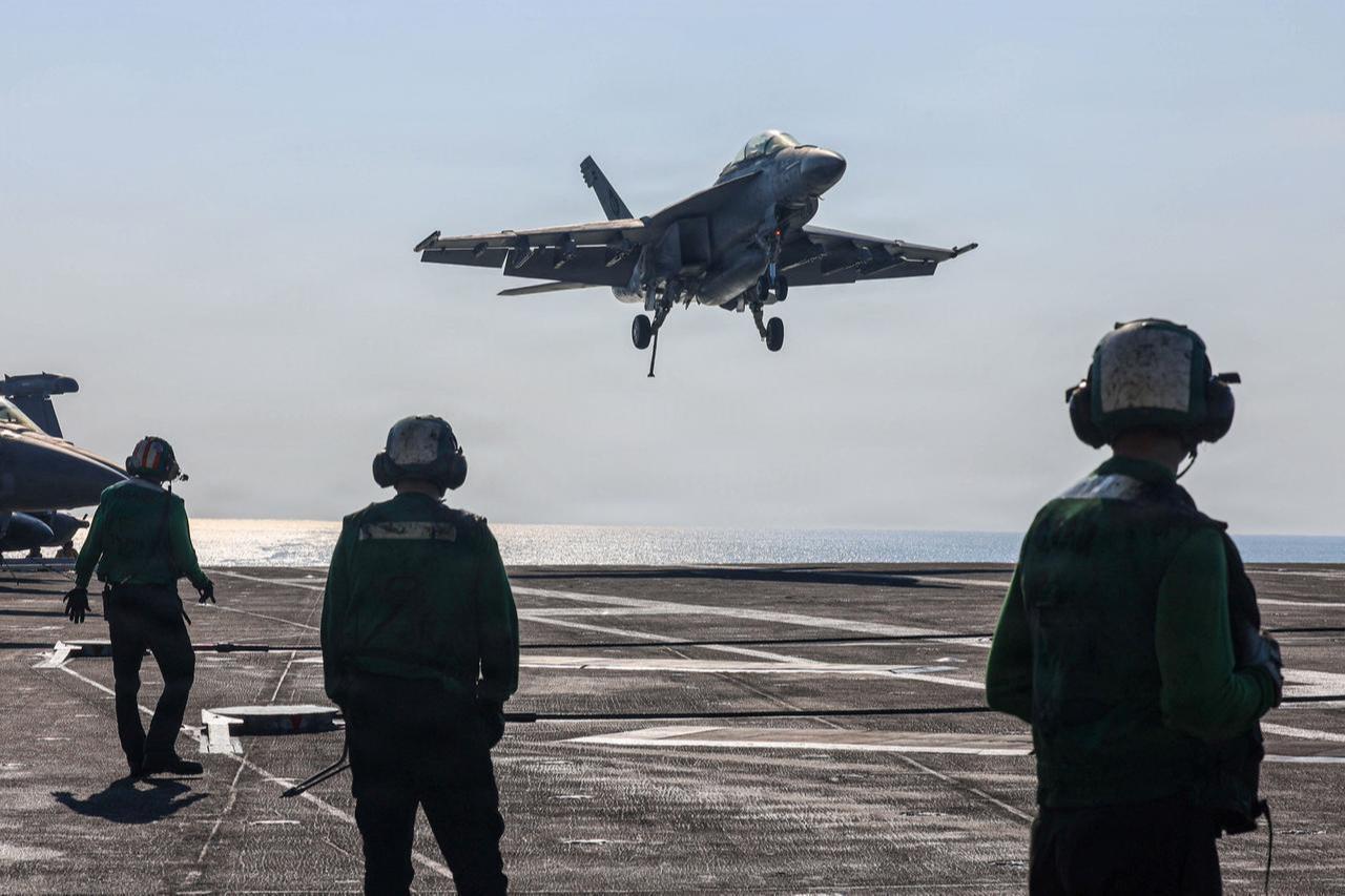 An F/A-18F Super Hornet, attached to Strike Fighter Squadron (VFA) 41, makes an arrested landing on the flight deck of Nimitz-class aircraft carrier USS Abraham Lincoln in the Arabian Sea, Jan. 30, 2026. (AFP Photo)