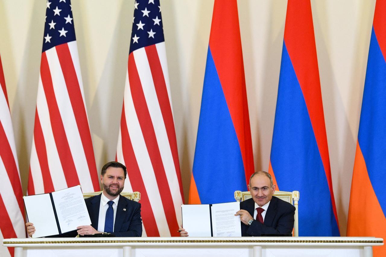 Armenian Prime Minister Nikol Pashinyan and US Vice President JD Vance attend a signing ceremony following their talks in Yerevan, February 9, 2026. (AFP Photo)