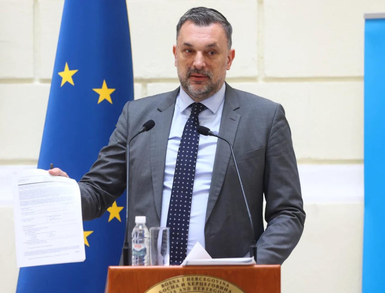 Photo shows Bosnian FM Elmedin Konakovic holding documents related to a deal between a former Israeli intelligence officer and Republika Srpska officials, accessed on Feb. 11, 2026. (Photo via radiosarajevo.ba)