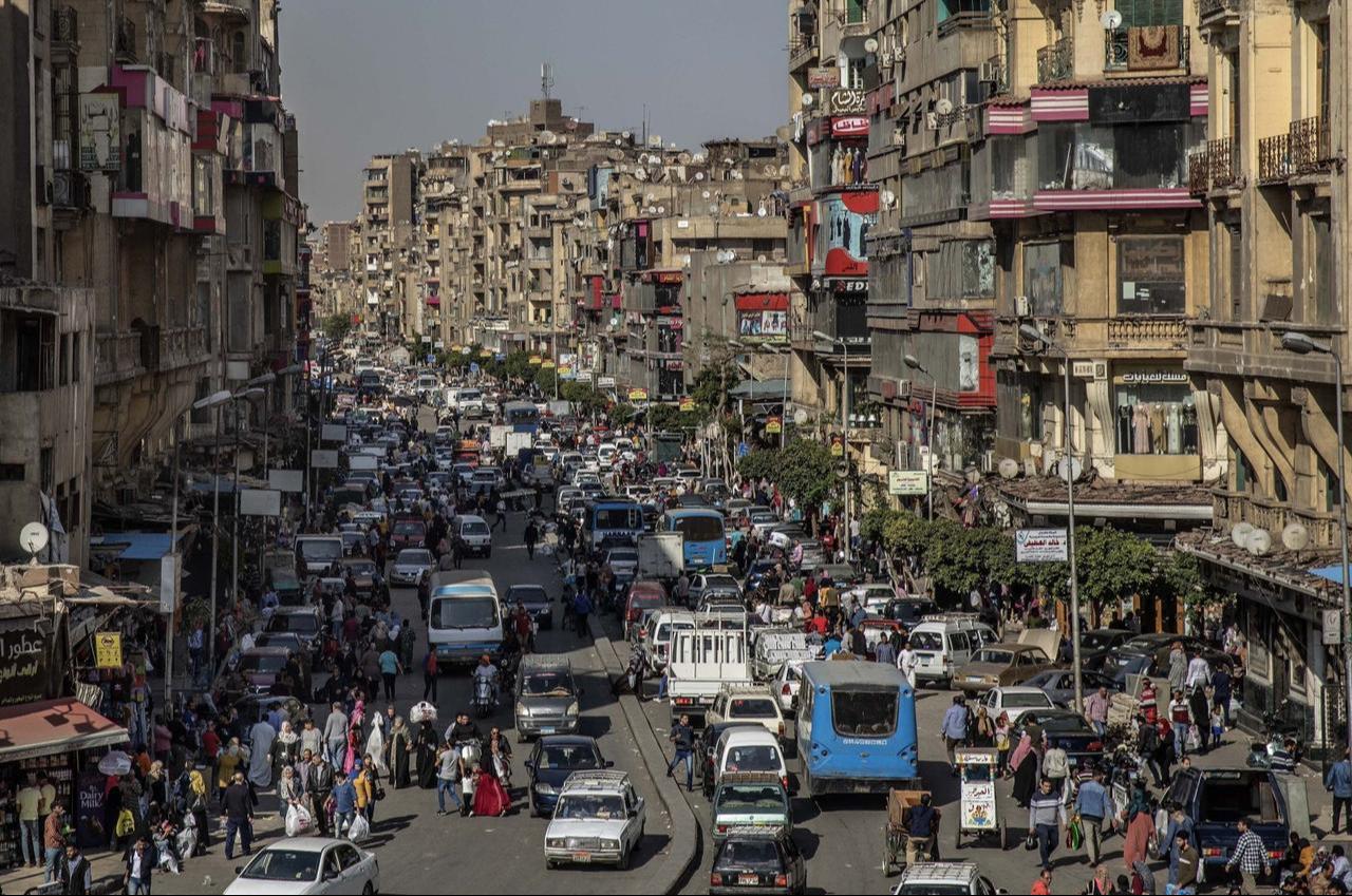 People crowd a street a few hours ahead of curfew in Cairo, Egypt, April 14, 2020. (AP Photo)