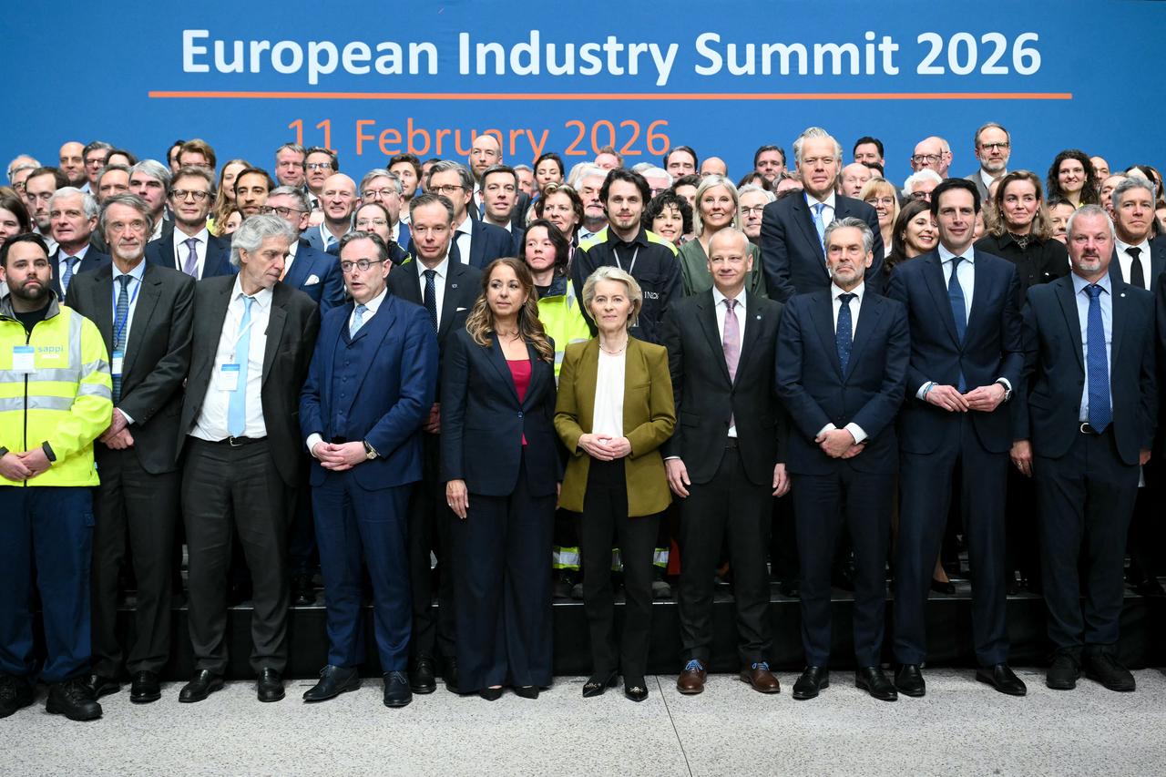 European Commission President Ursula von der Leyen (C) poses with attendees for a family picture during the European Industry Summit in Antwerp, Belgium on February 11, 2026. (AFP Photo)