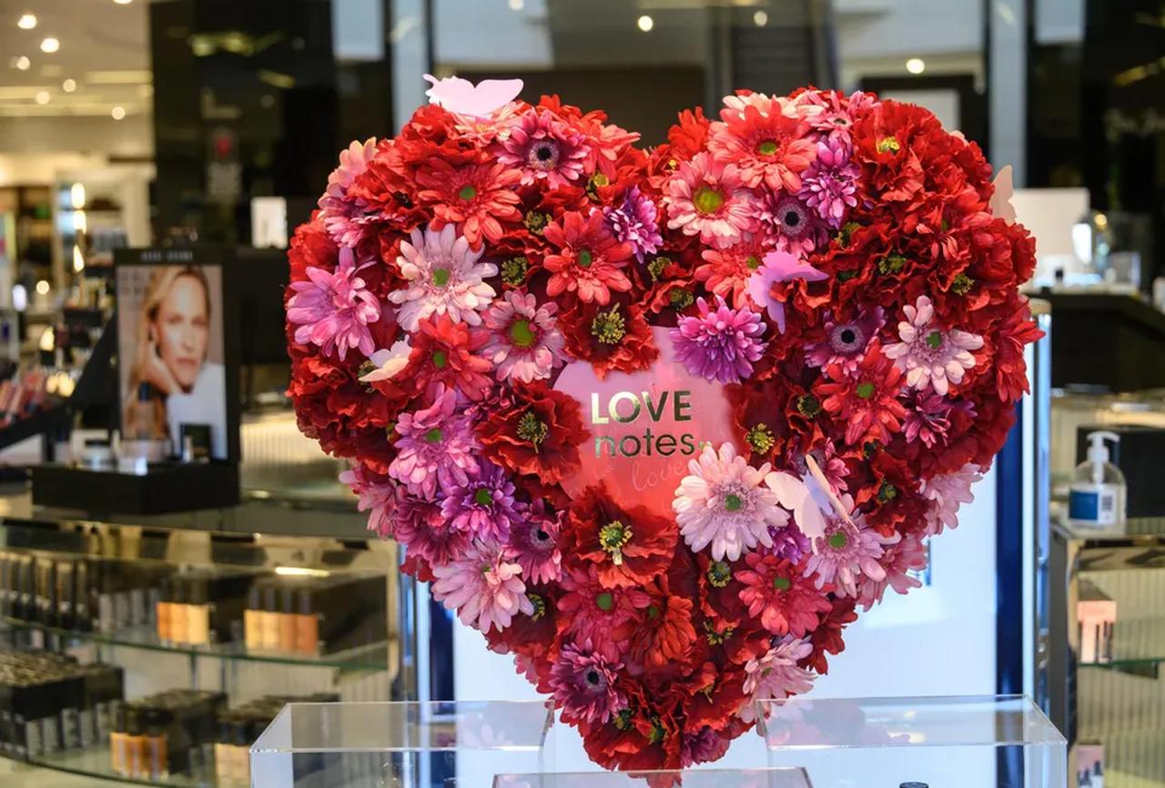 A Valentine’s Day floral arrangement is seen in a department store in Bethesda, Maryland, Feb. 11, 2022. (AFP Photo)
