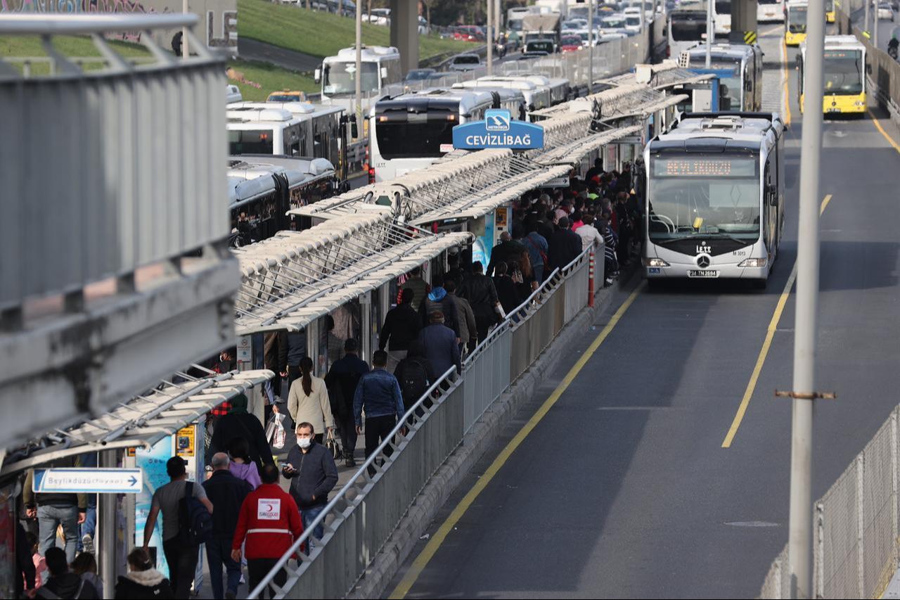 People wait in a queue at Cevizlibag district to get on metrobuses and trams to return their homes ahead of full lockdown from Thursday evening until May 17 to stem the spread of coronavirus in Istanbul, Türkiye, April 29, 2021. (AA Photo)