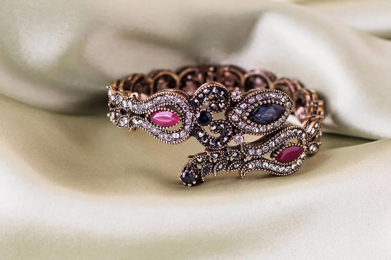 Colorful Ottoman women’s ring with an asymmetrical design. The masterpieces of this period were highly ornamented and vibrant; signet rings were among the most precious pieces. Jewelers employed various metals while carefully preserving the natural qualities of the stones and materials. Source: GoTurkiye.