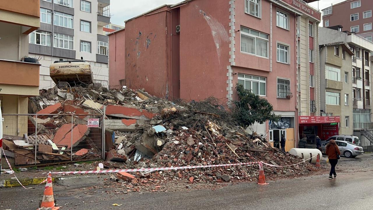 Building collapsed on the street in Maltepe, Istanbul, Türkiye, Jan. 3, 2024 (IHA Photo)