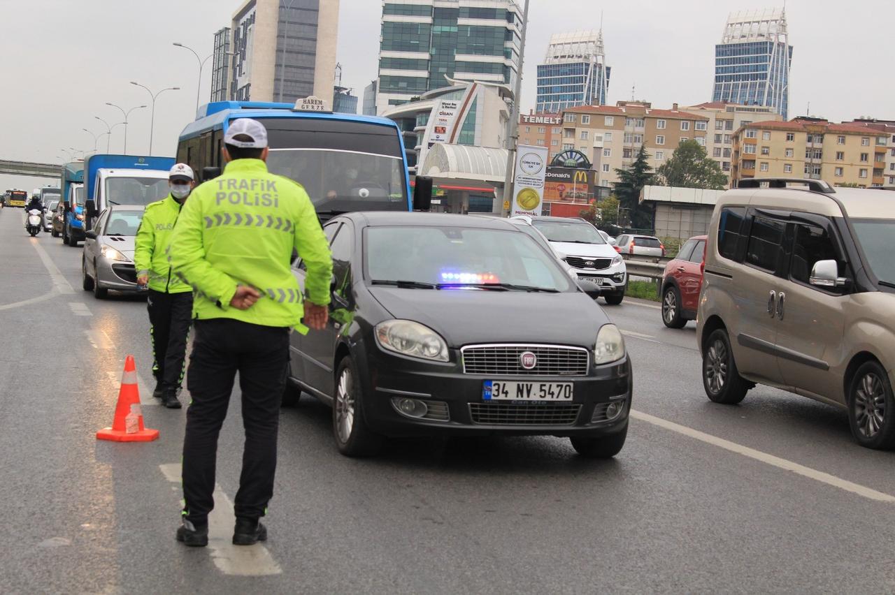 An illegally operating strobe-lighted car in traffic, Istanbul, Türkiye (IHA Photo)