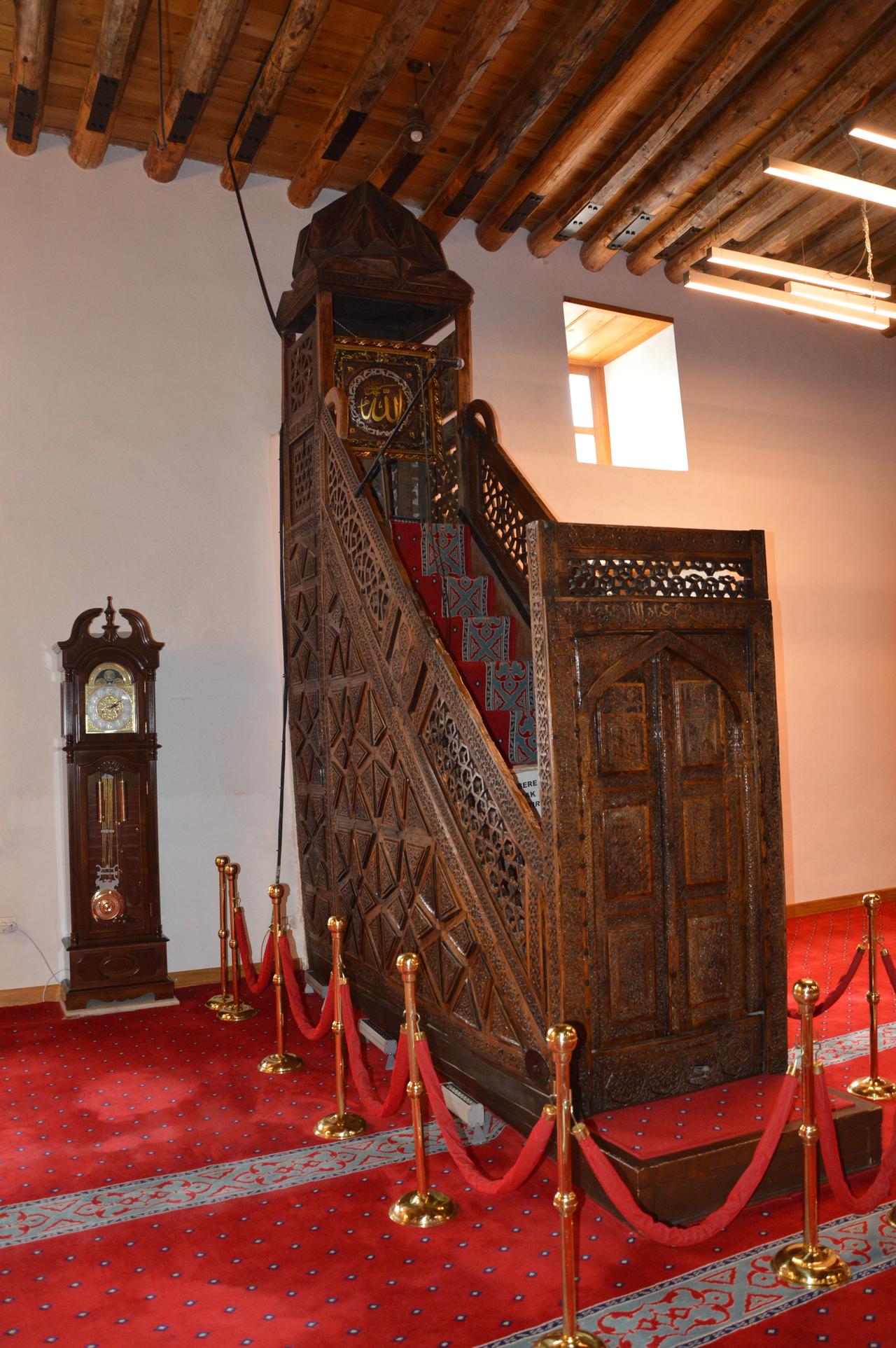 The intricately carved wooden minbar of the 13th-century Sivrihisar Great Mosque, crafted in the Seljuk kundekari technique without nails, in Eskisehir, Türkiye, Feb. 13, 2026. (AA Photo)