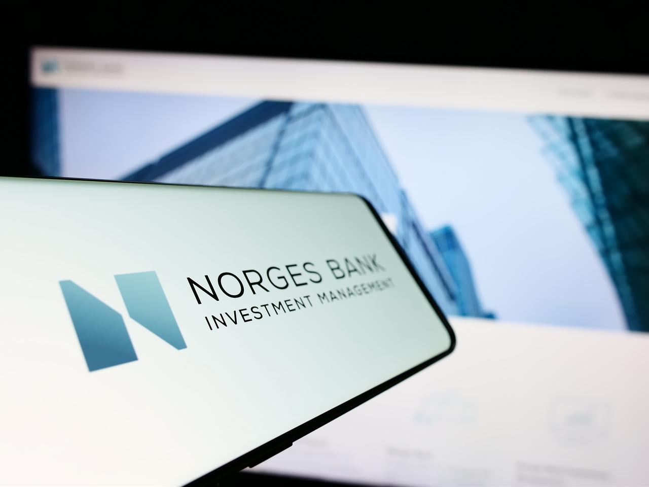 Norges Bank Investment Management logo displayed on a mobile screen with a corporate website background. (Adobe Stock Photo)