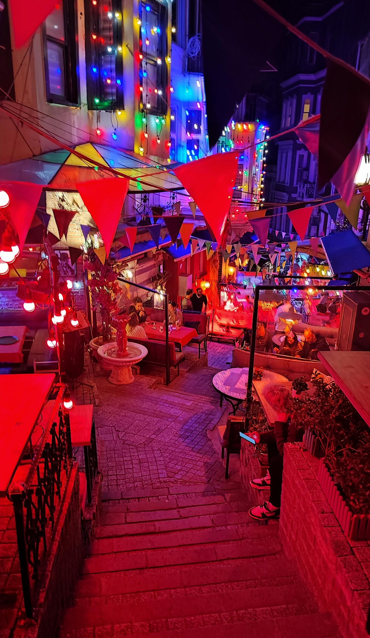 The vibrant and romantic ambiance of La Rue Francaise in Istanbul after dark. Source: BlogMe