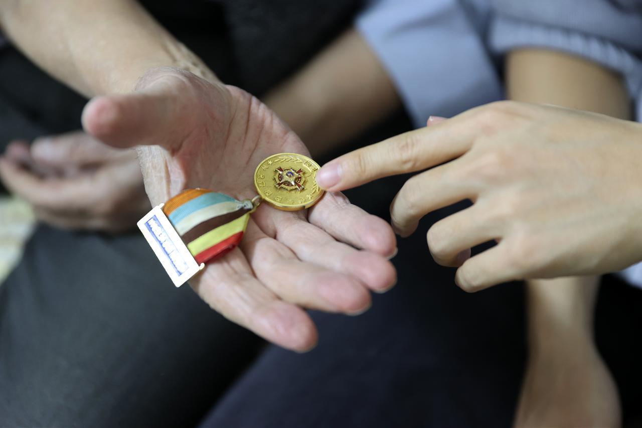 A Korean War medal is shown during a meeting between South Korean footballer Jin-ho Jo and veteran Ihsan Damdam in Konya, Türkiye, Feb. 13, 2026. (AA Photo)