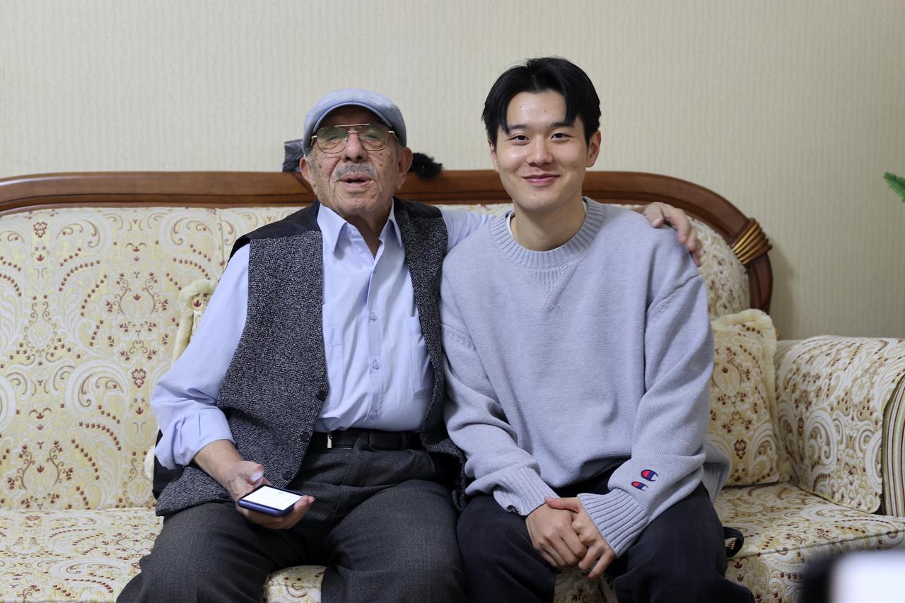South Korean footballer Jin-ho Jo of Konyaspor poses with 96-year-old Korean War veteran Ihsan Damdam during a home visit in Konya, Türkiye, Feb. 13, 2026. (AA Photo)