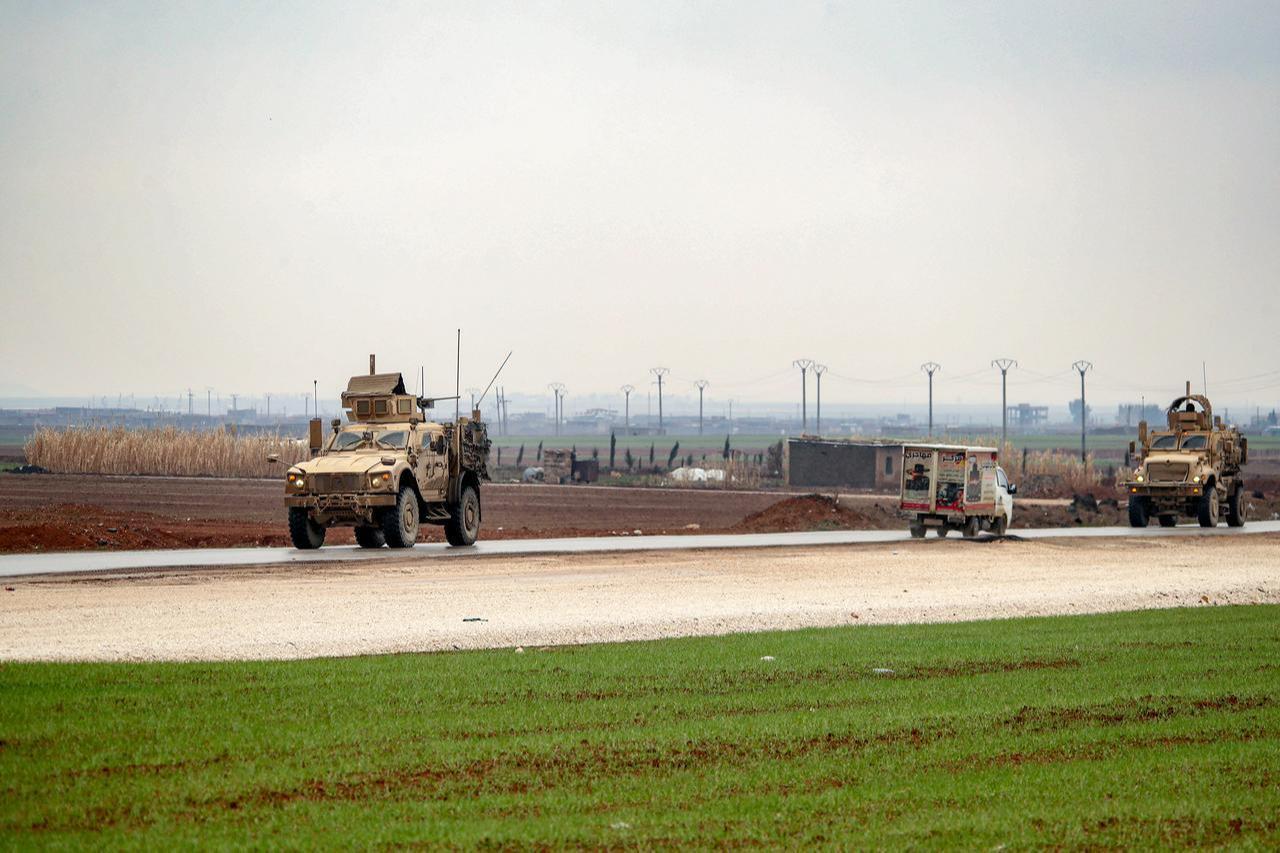 US military vehicles move along a road in a convoy transporting Daesh detainees being transferred to Iraq from Syria, on the outskirts of Qahtaniyah in Hasakah, Syria, Feb. 7, 2026. (AFP Photo)