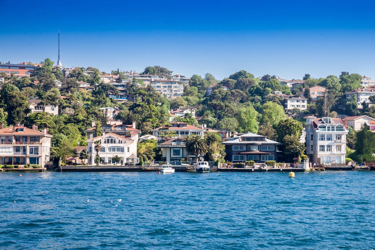 Turks pour record $2.7B into overseas homes, beat foreign buying in Türkiye