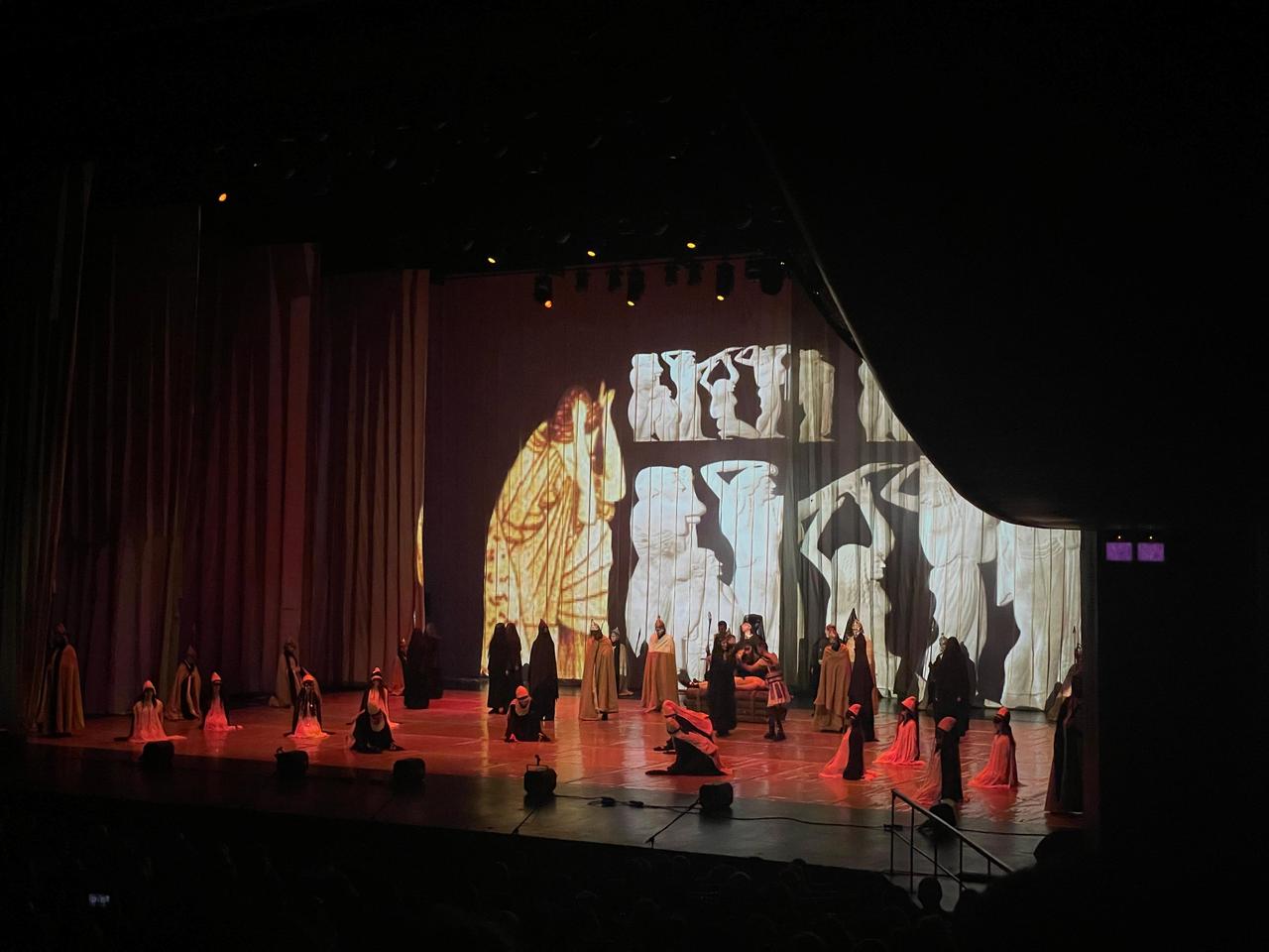 Performers stage a dramatic ceremonial scene reflecting mourning and ritual elements of the Trojan War story during Fire of Anatolia’s “Troy” performance in Istanbul, Türkiye, Feb. 10, 2026. (Photo by Koray Erdogan/Türkiye Today)