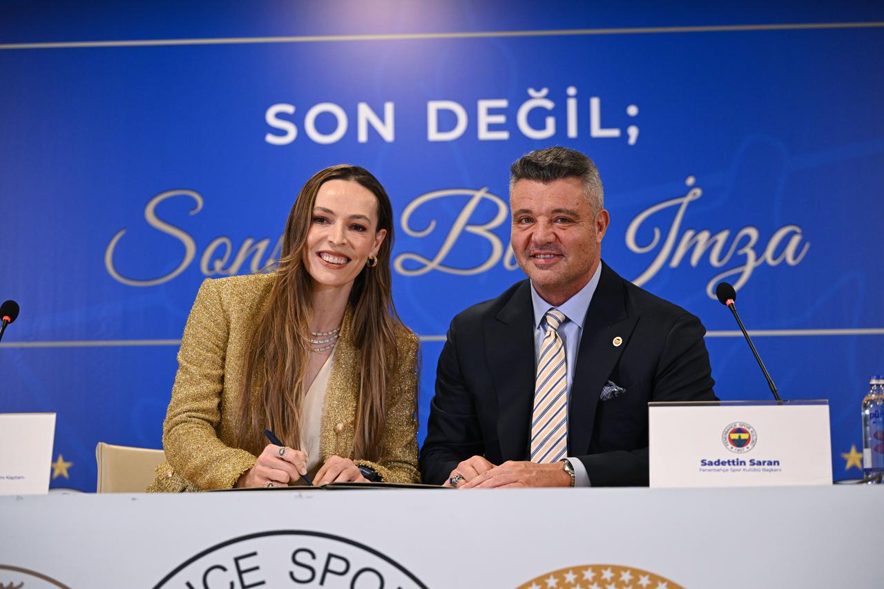 Eda Erdem and Fenerbahce president Sadettin Saran pose after signing a new two year contract, Istanbul, Türkiye, February 13, 2026. (AA Photo)