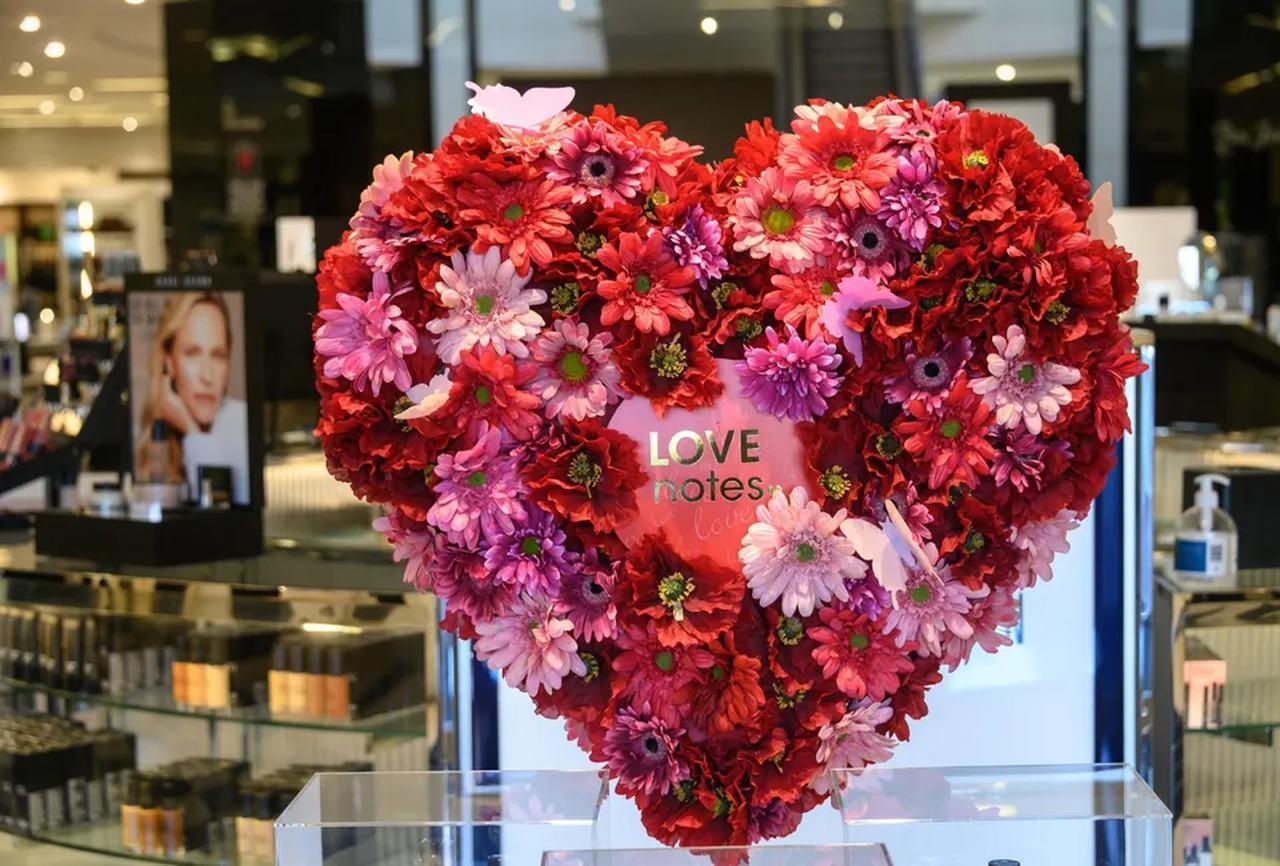 A Valentine’s Day floral arrangement is seen in a department store in Bethesda, Maryland, Feb. 11, 2022. (AFP Photo)