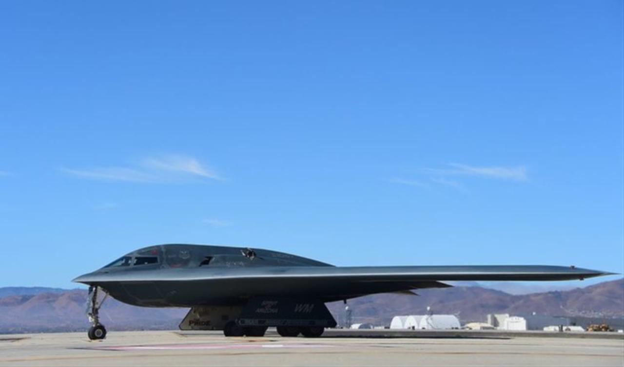 A B-2 Stealth Bomber pulls up on the runway after landing at the Palmdale Aircraft Integration Center of Excellence in Palmdale, California, on July 17, 2014. (AFP Photo)