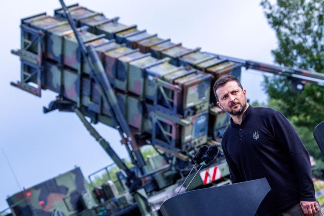 Volodymyr Zelenskyy, President of Ukraine, stands in front of the  Patriot  air defense missile system at a military training area during a visit to train Ukrainian soldiers on June 11, 2025. (AFP Photo)