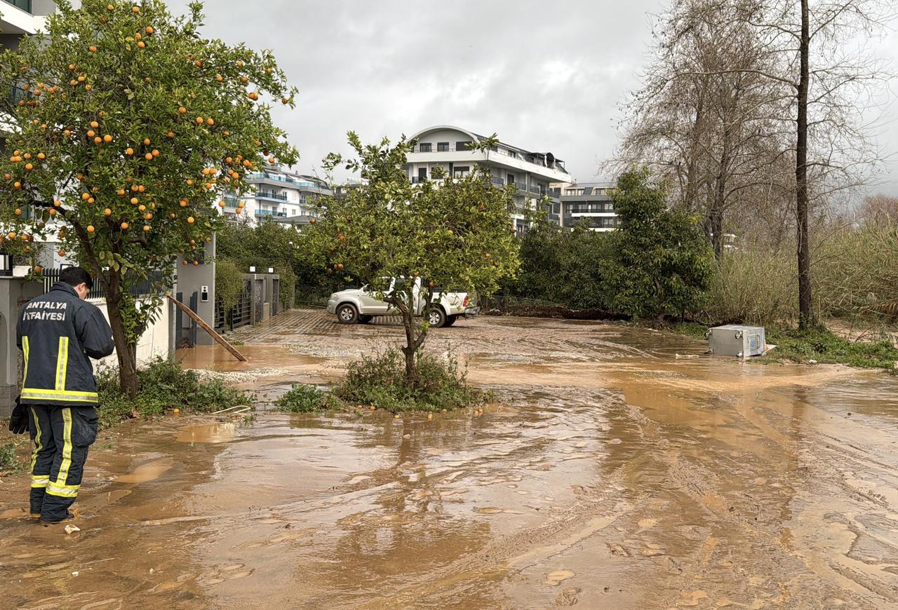 Emergency crews inspect flood-hit streets following heavy rain in Alanya, Antalya, Türkiye. (AA Photo)