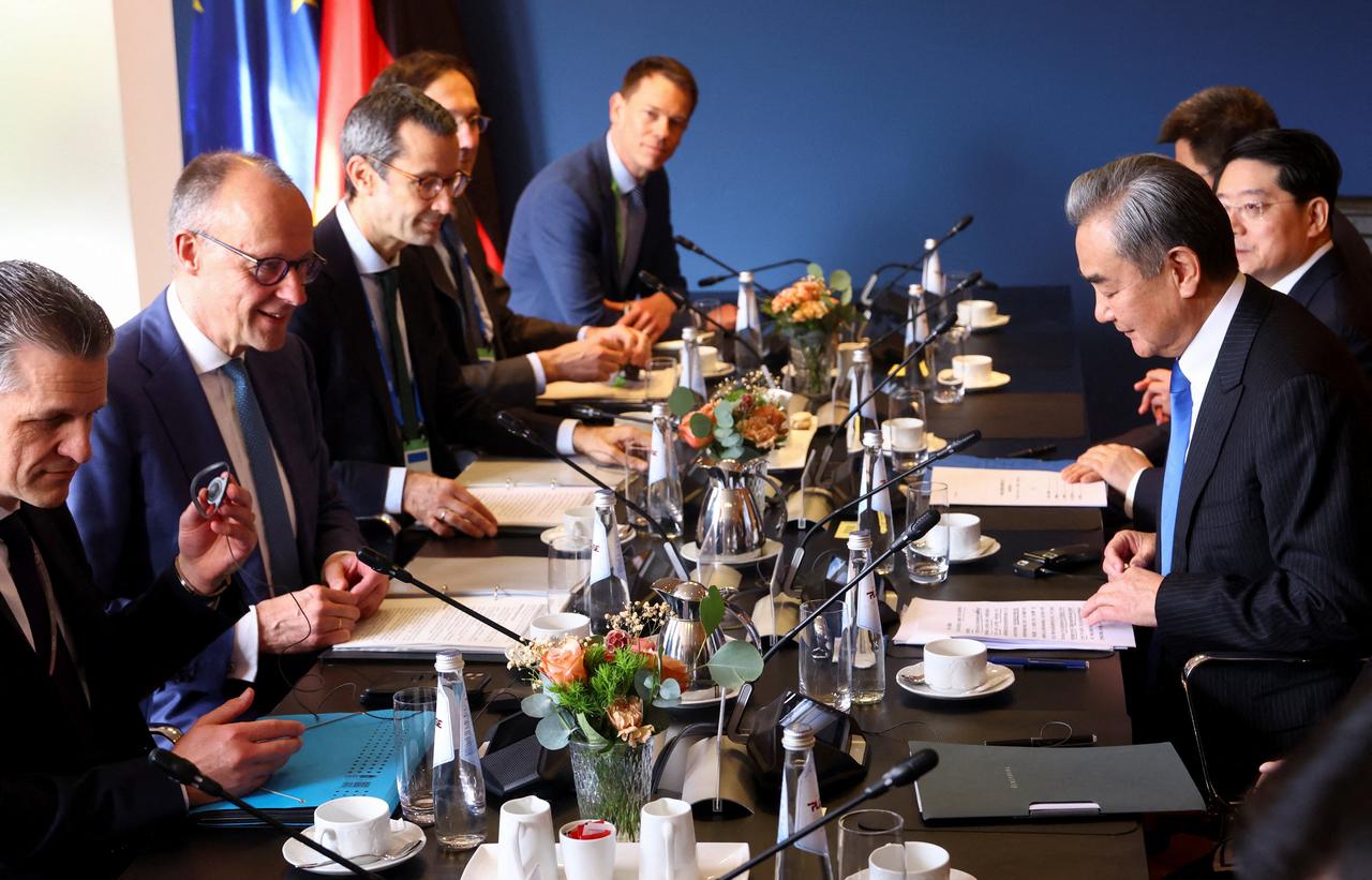 German Chancellor Friedrich Merz (2nd L), Chinese Foreign Minister Wang Yi (2nd R) and members of their delegations meet for bilateral talks during the 62nd Munich Security Conference (MSC) in Munich, southern Germany, on February 14, 2026. (AFP Photo)