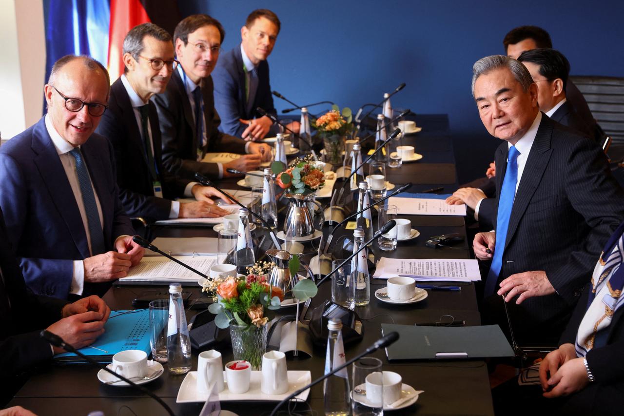 German Chancellor Friedrich Merz (L), Chinese Foreign Minister Wang Yi (R) and members of their delegations meet for bilateral talks during the 62nd Munich Security Conference in Munich, Germany on February 14, 2026. (AFP Photo)