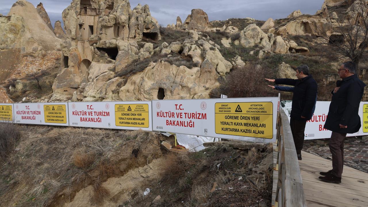 Authorities observe the protected excavation zone marked by Ministry of Culture and Tourism signage as rescue digs continue among Cappadocia’s rock-cut landscape in Goreme, Türkiye, Feb. 13, 2026. (IHA Photo)