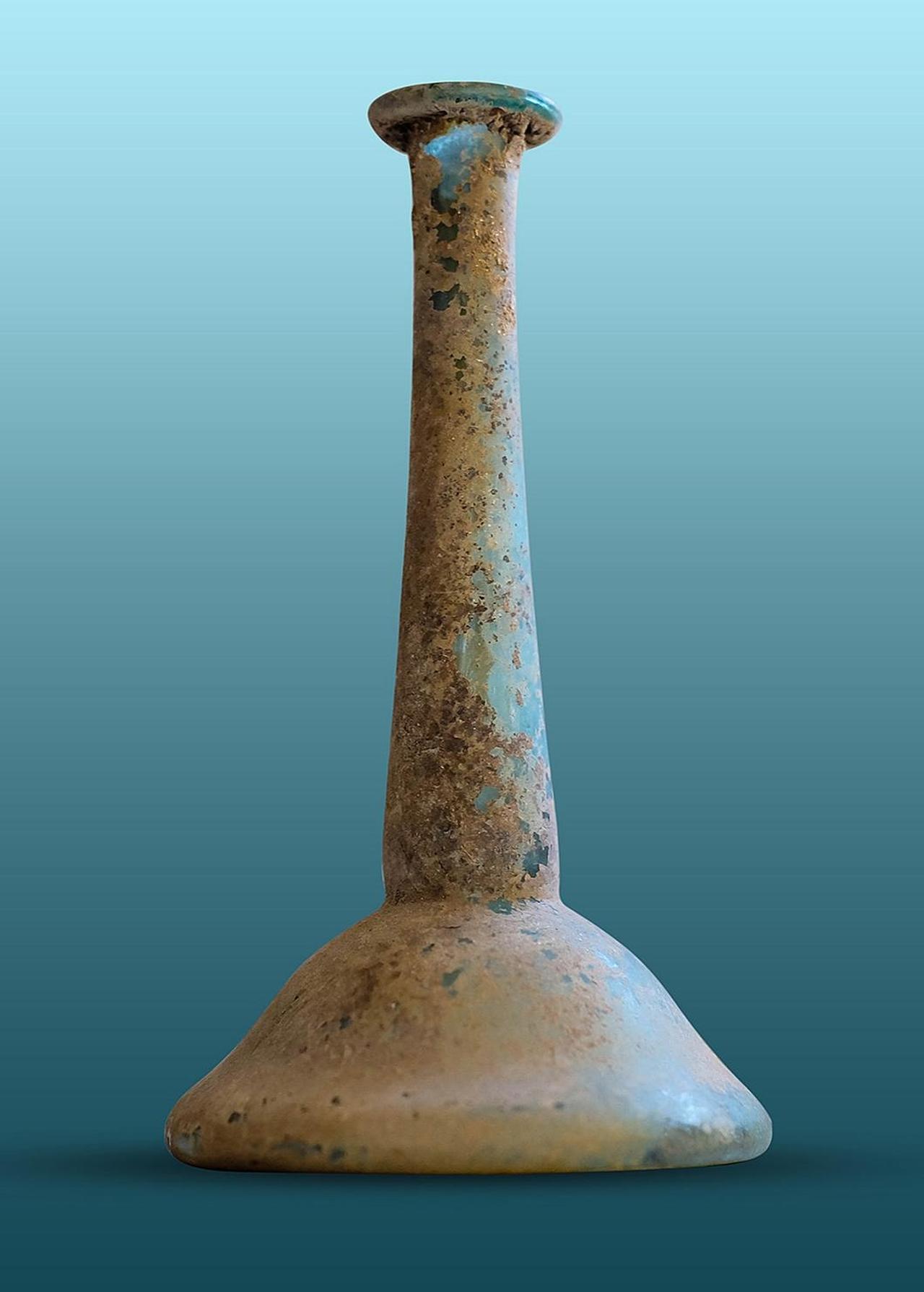 Second century Roman glass vial discovered in ancient Pergamon and analyzed for traces of medicinal use, Bergama, Türkiye, January 19, 2026. (Courtesy of Cenker Atila)