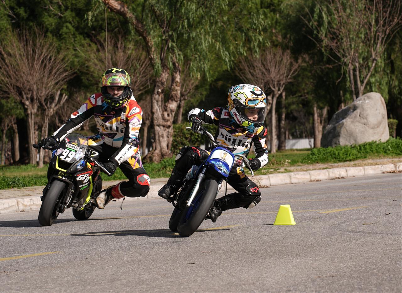 7-year-old Turkish motorcyclist Atlas Pars Pehlivan trains on a parking-lot track prepared by his father in Izmir, Türkiye, Feb. 14, 2026. (AA Photo)