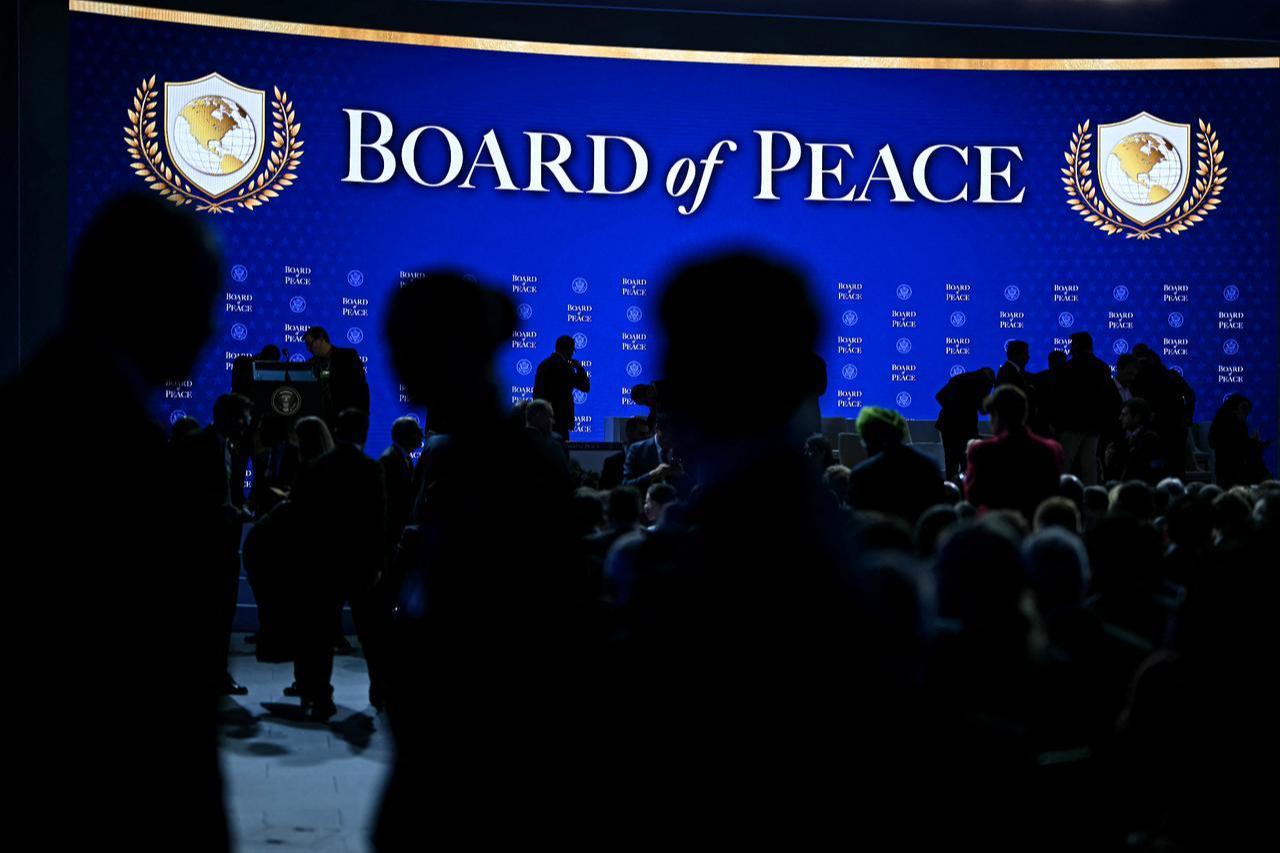 Visitors gather ahead of the Board of Peace meeting during the World Economic Forum (WEF) annual meeting in Davos on January 22, 2026. (AFP Photo)
