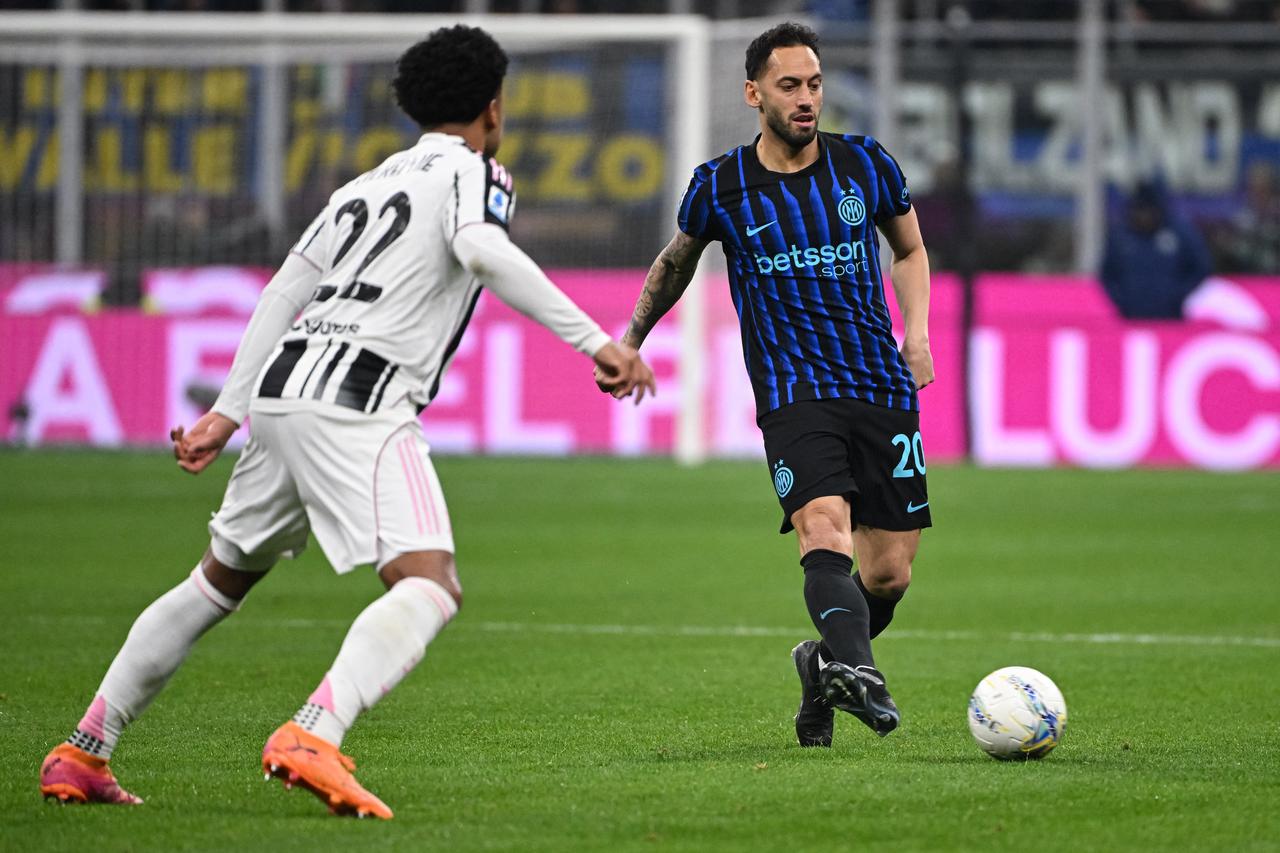 Juventus' US midfielder #22 Weston McKennie (R) fights for the ball with Inter Milan's Turkish midfielder #20 Hakan Calhanoglu during the Italian Serie A football match between Inter Milan and Juventus at the San Siro Stadium in Milan, Feb. 14, 2026. (AFP Photo)