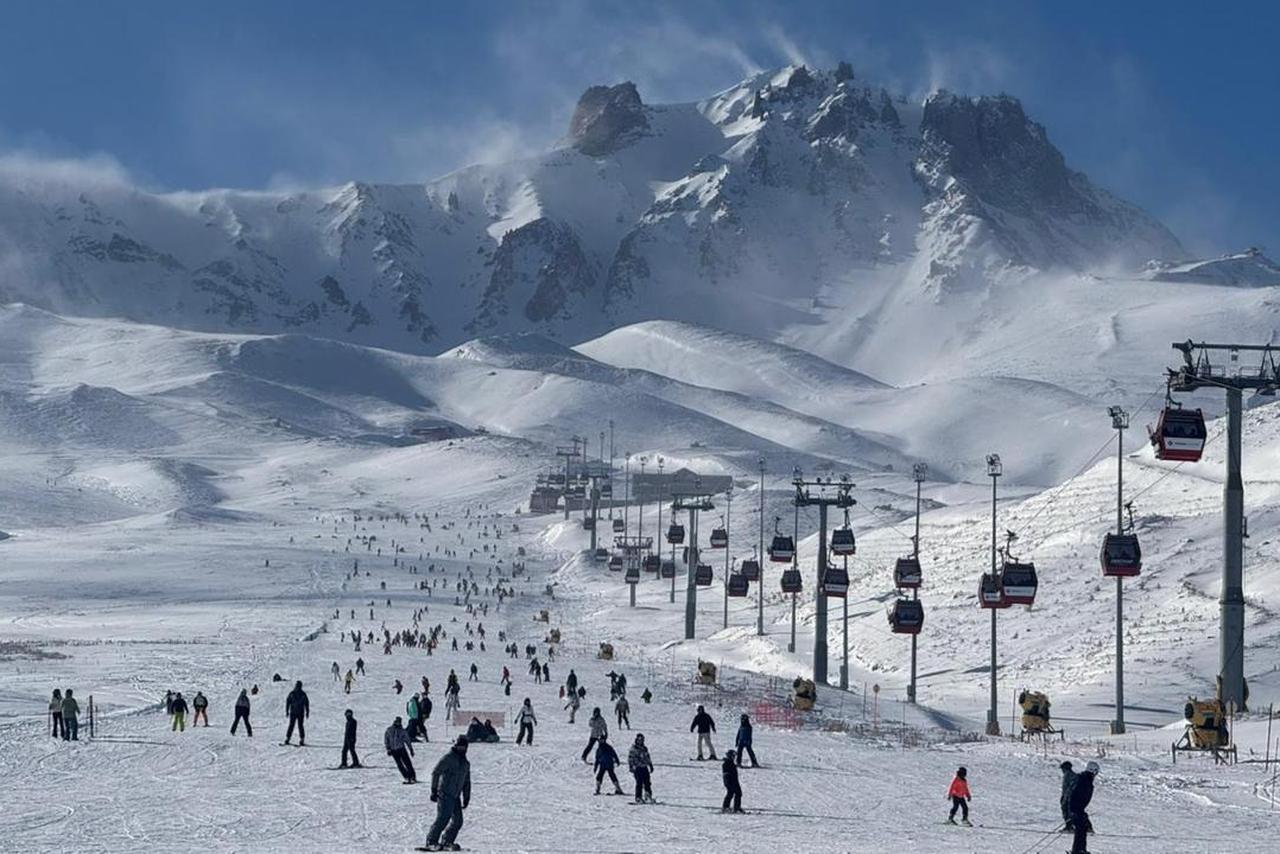 Skiers and snowboarders enjoy the slopes at Erciyes Ski Center in Kayseri, central Türkiye. (AA Photo)