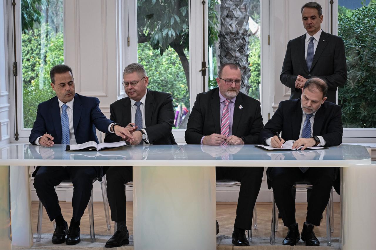 (L-R) Minister of the Environment and Energy Stavros Papastavrou, Helleniq Energy Chief Executive Officer Andreas Shiamishis, Chevron Vice President New Ventures Gavin Lewis, and Hellenic Hydrocarbon Resources Management S.A. Chief Executive Officer Aristofanis Stefatos sign the agreement for hydrocarbon exploration in attendance of Greek Prime Minister Kyriakos Mitsotakis (top R) following a meeting in Athens on February 16, 2026. (AFP Photo)