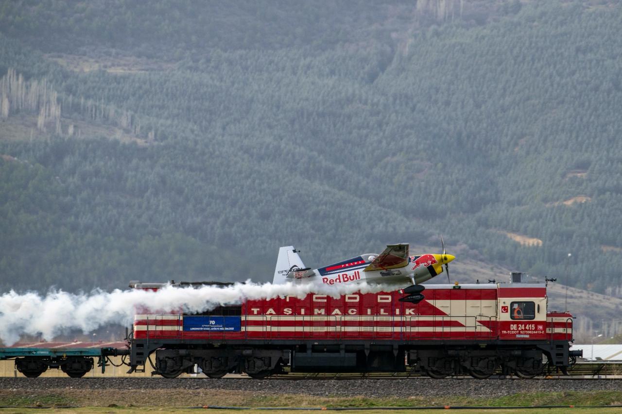 History made in Türkiye as plane touches down on moving train