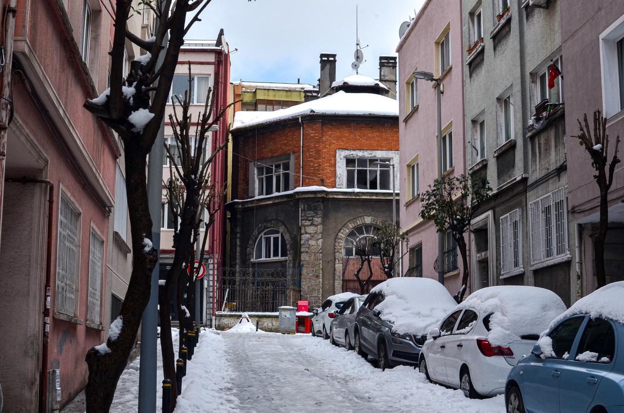 Snow-covered cars line a narrow residential street in Istanbul, Türkiye. (Adobe Stock Photo)