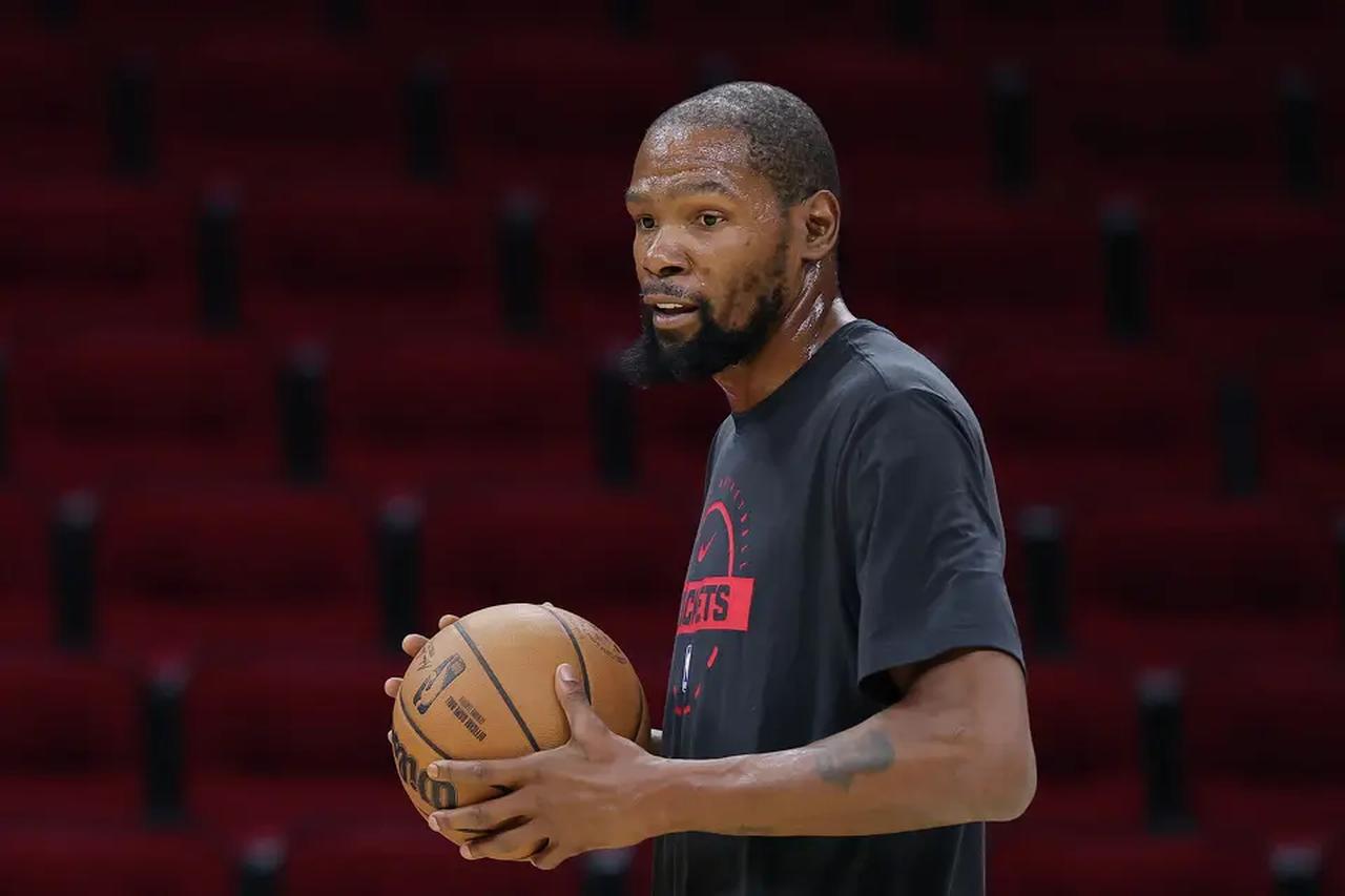 Kevin Durant of the Houston Rockets warms up prior to the preseason game against the Atlanta Hawks at Toyota Center on October 6, 2025 in Houston, Texas. (AFP Photo / Getty)