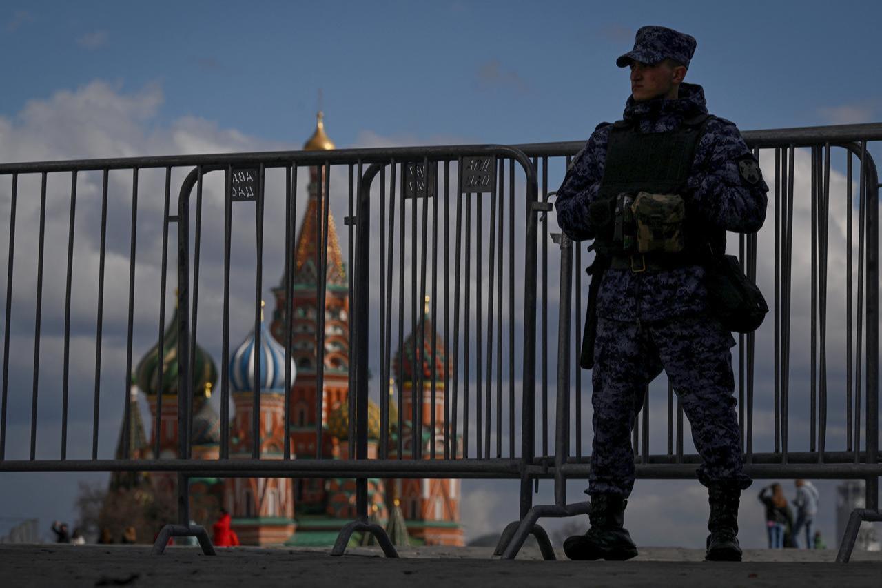 A Russian law enforcement officer stands guard in Red Square in Moscow on April 19, 2024. (AFP Photo)