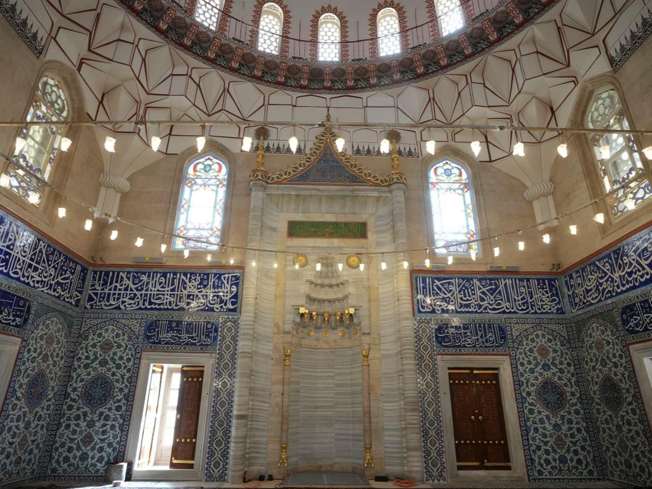 The mihrab area of Selimiye Mosque, framed by Iznik-style tile decorations and renewed lighting elements, following extensive restoration works. (Photo via the Ministry of Culture and Tourism)