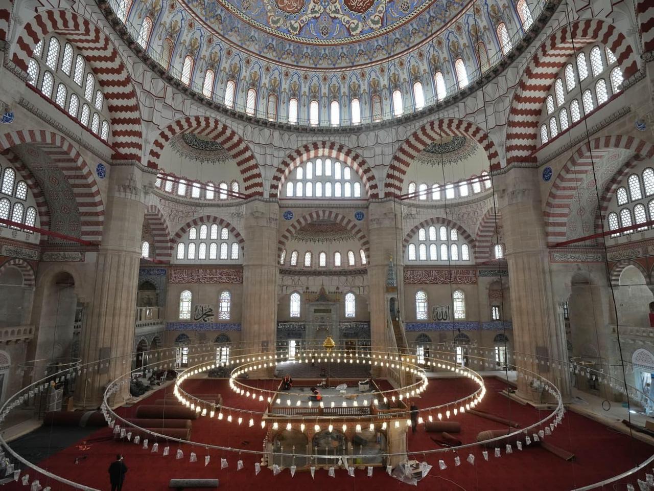 A wide view of the central prayer hall inside Selimiye Mosque highlights Mimar Sinan’s monumental spatial design as restoration efforts near completion. (Photo via the Ministry of Culture and Tourism)