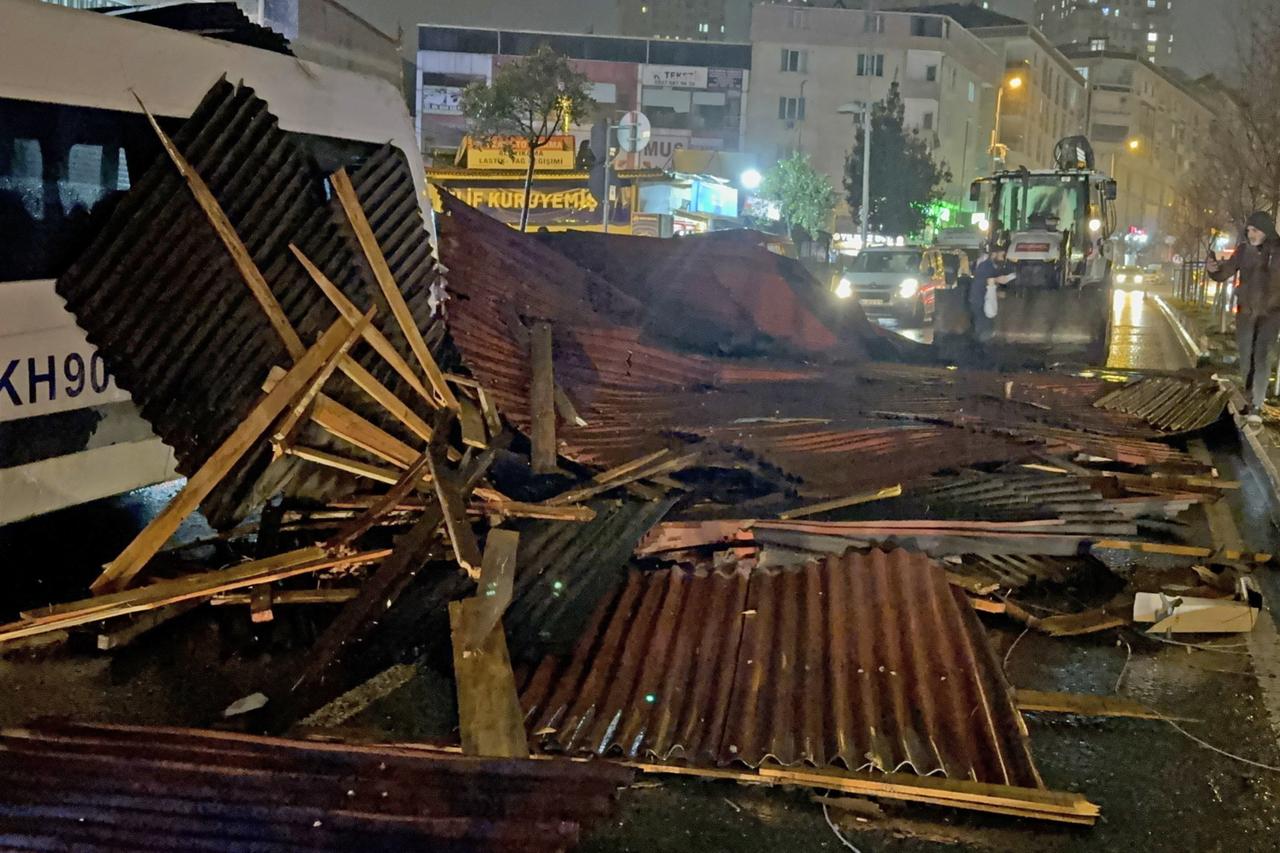 Overnight storm hits Istanbul, sending roofs flying 