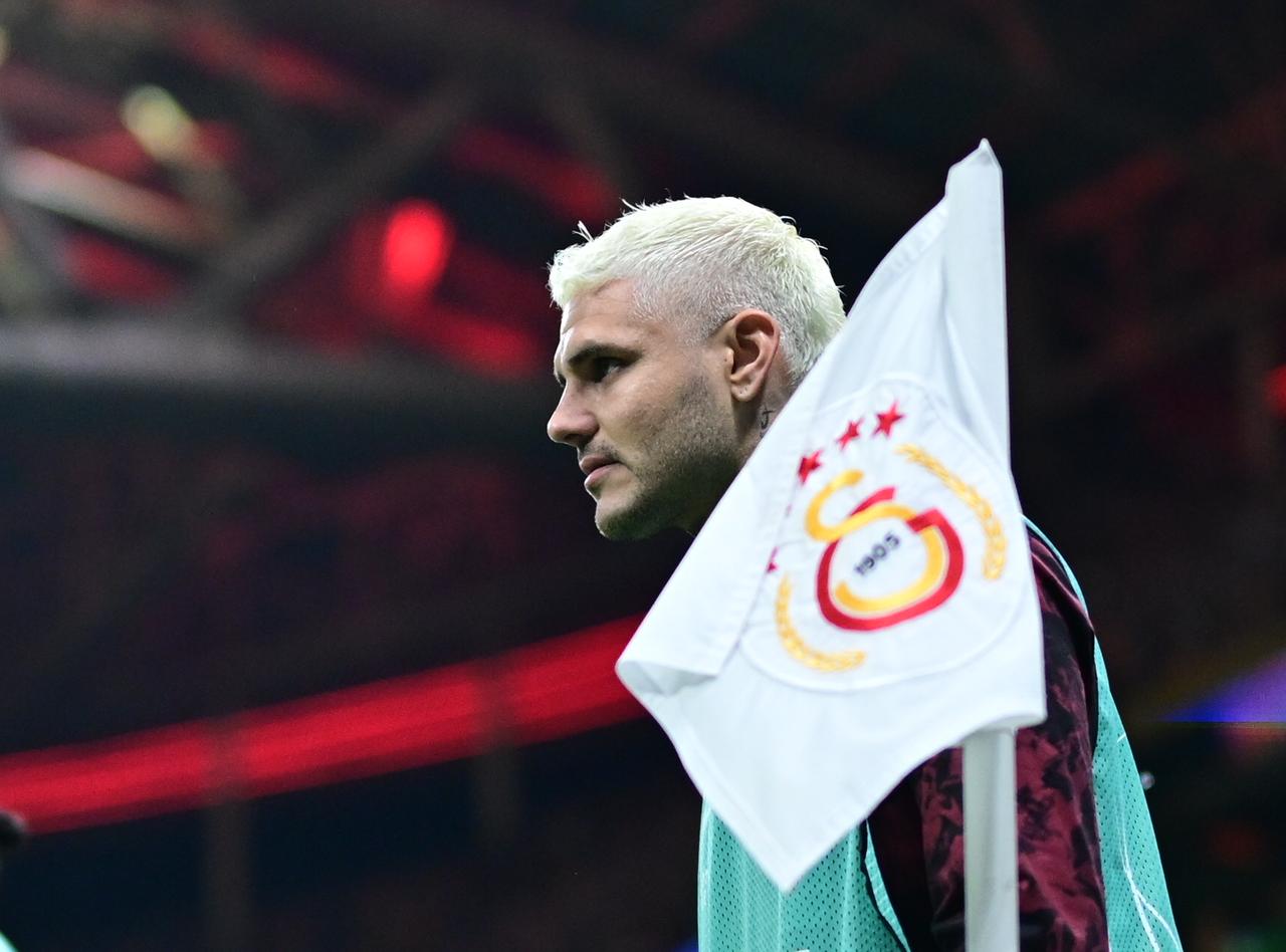 Mauro Icardi of Galatasaray warms up on the sidelines during UEFA Champions League last 16 playoff round first leg football match between Galatasaray and Juventus at RAMS Park in Istanbul, Türkiye on Feb. 17, 2026. (AA Photo)