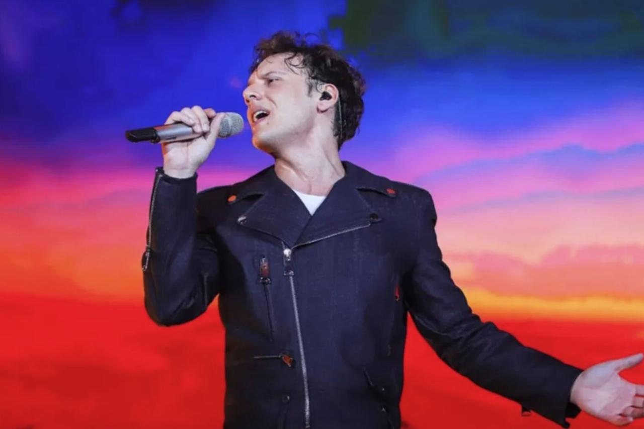 Singer Edis faces arrest warrant as 17 others detained in Istanbul drug probe