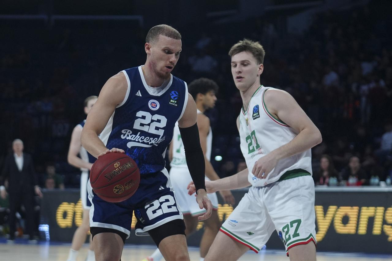 Malachi Flynn (22) of Bahcesehir Koleji in action against Blazej Radoslaw Czerniewicz (27) of Slask during EuroCup Basketball week 17 match between Bahcesehir Koleji and Slask at Sinan Erdem Dome in Istanbul, Türkiye, Feb. 3, 2026. (AA Photo)