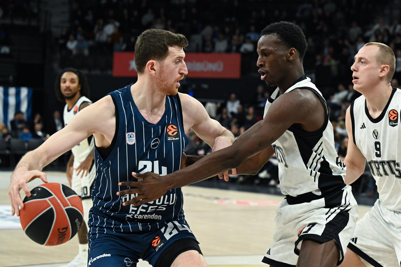 Ercan Osmani (L) of Anadolu Efes in action against Alen Smailagic (9) of Virtus Bologna during the EuroLeague Week 28 game between Anadolu Efes and Virtus Bologna at the Turkcell Basketball Development Center in Istanbul, Türkiye, Feb. 12, 2026. (AA Photo)