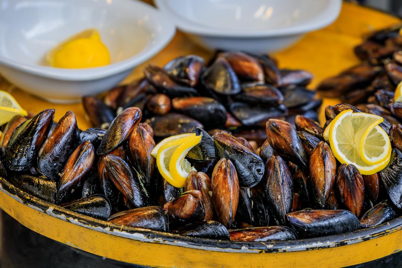 Midye dolma, stuffed mussels served with lemon, a popular Turkish street food enjoyed by locals and visitors alike. (Adobe Stock Photo)