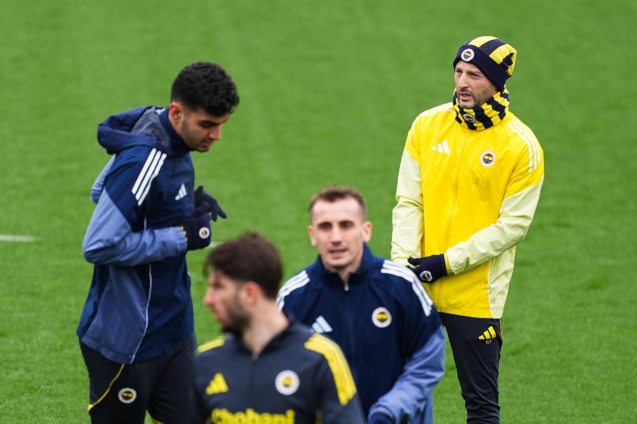 Fenerbahce head coach Domenico Tedesco (R) leads the training session ahead of the UEFA Europa League round of 16 play-off first leg match between Fenerbahce v Nottingham Forest at Can Bartu Facilities in Istanbul, Türkiye, Feb. 18, 2026. (AA Photo)