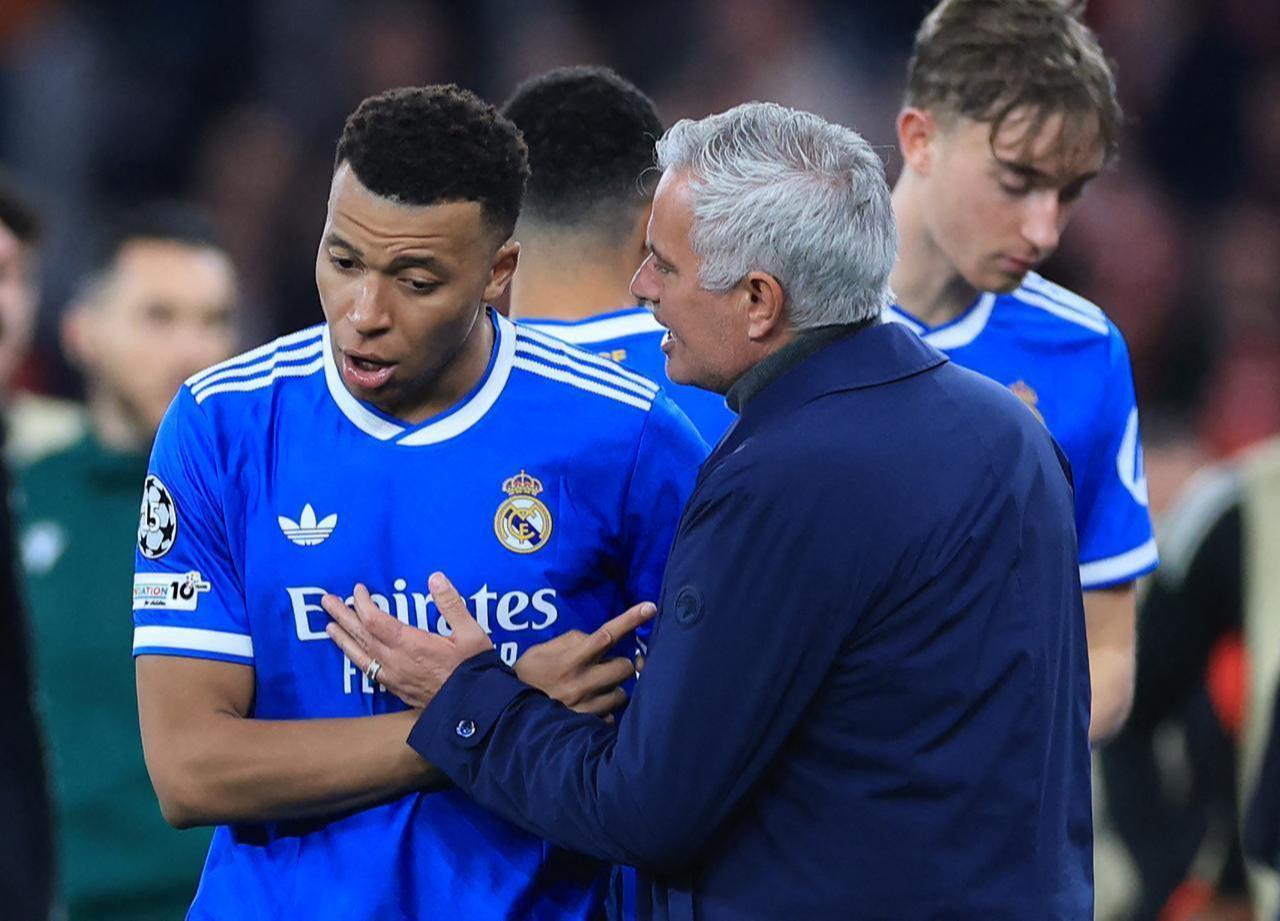 Real Madrid's French forward #10 Kylian Mbappe talks with SL Benfica's Portuguese head coach Jose Mourinho after racist insults, Lisbon, Portugal, February 17, 2026. (AFP Photo)