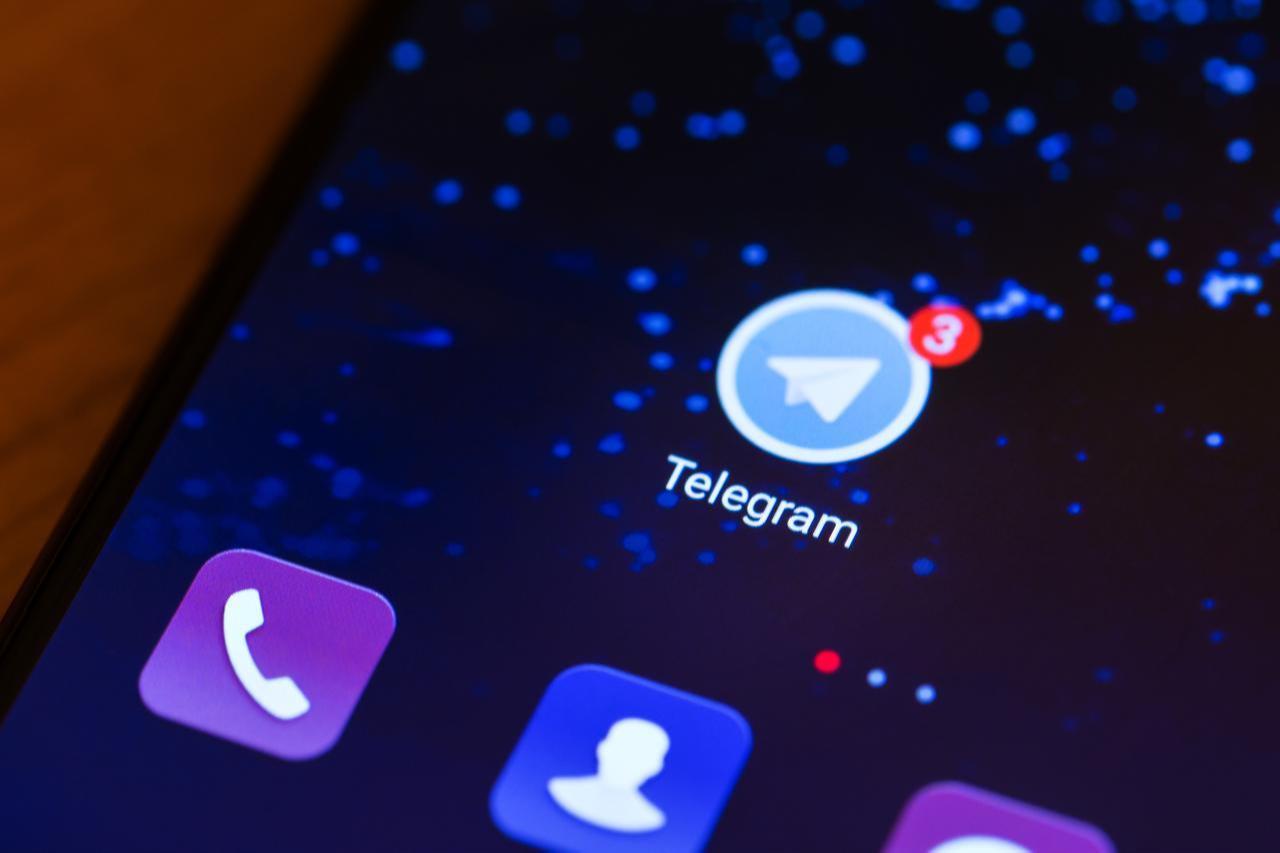 The Telegram logo on the smartphone screen, close-up, at an unspecified location and time. (Adobe Stock Photo)