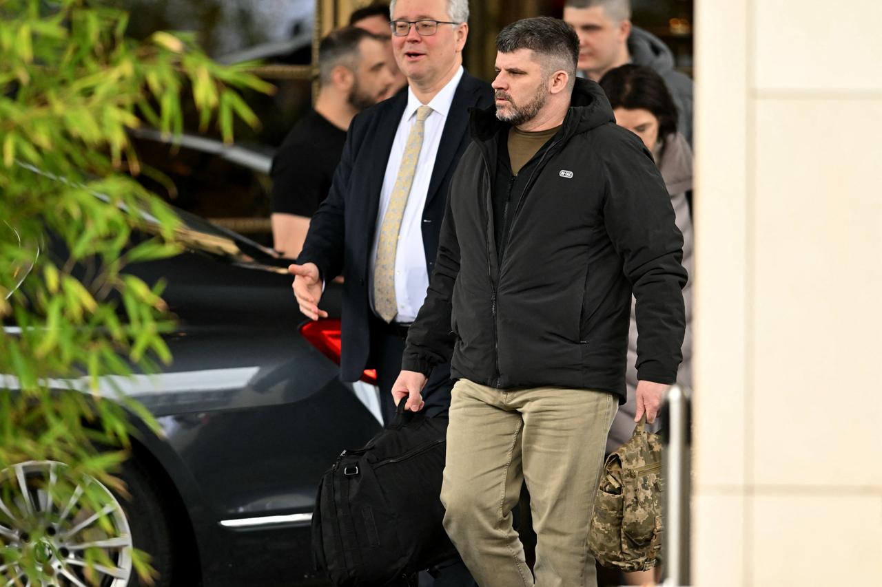 Chief of staff of Ukraine's armed forces Andrii Hnatov (R) leaves following the conclusion of US-mediated talks between Russia and Ukraine seeking to find an end to the four-year war, in Geneva on Feb. 18, 2026. (AFP Photo)