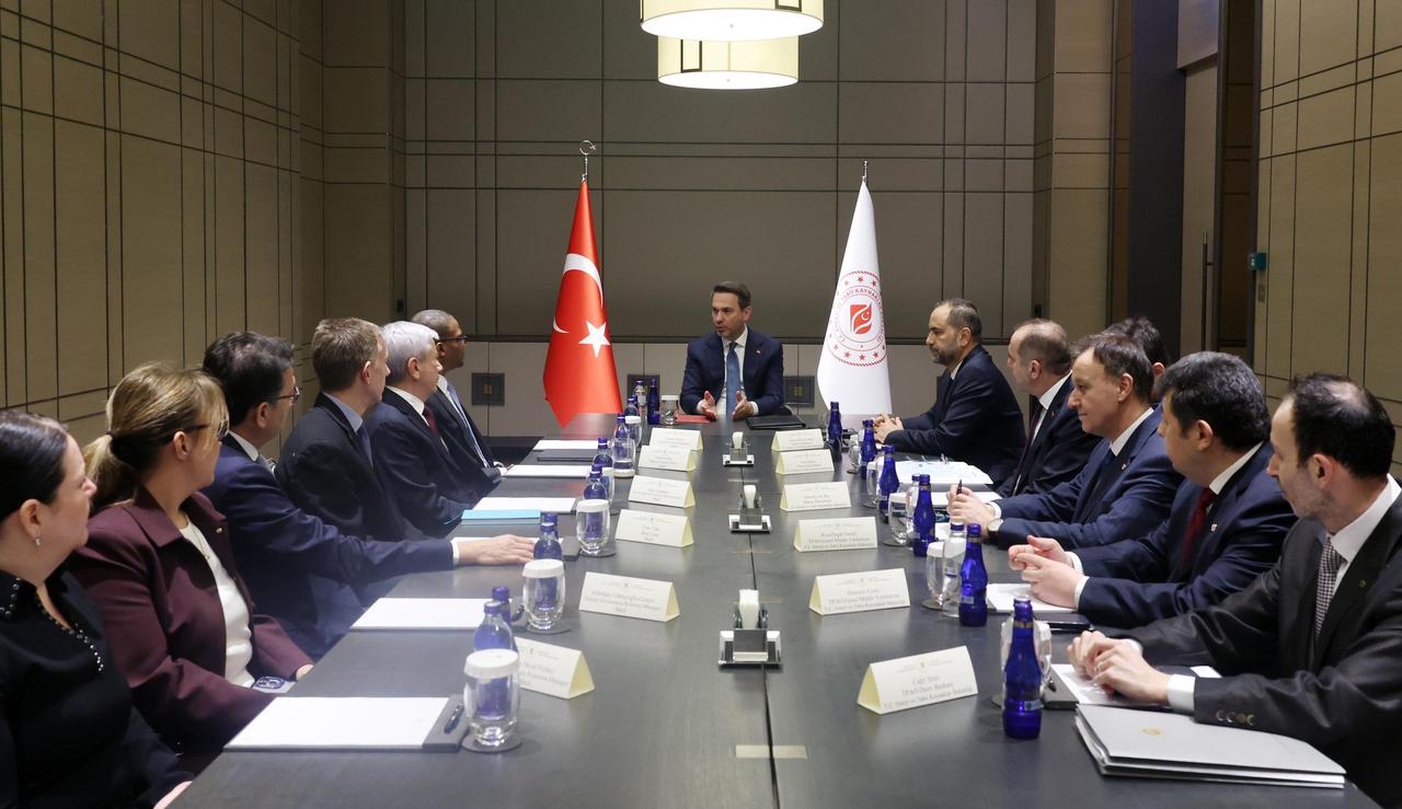 Energy and Natural Resources Minister Alparslan Bayraktar (C) meets with TPAO and Shell officials ahead of the Khan Tervel Block partnership signing in Istanbul, Türkiye, Feb. 18, 2026. (Photo via X/@aBayraktar1)
